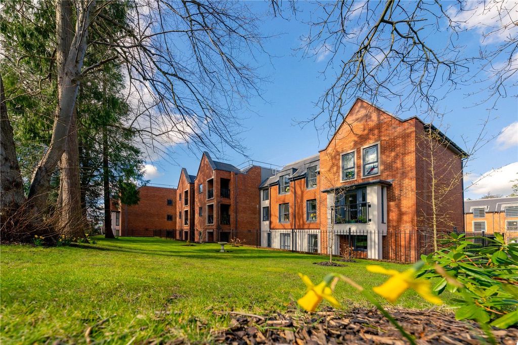 1 bed flat to rentBirch Place, Dukes Ride, Crowthorne, Berkshire RG45