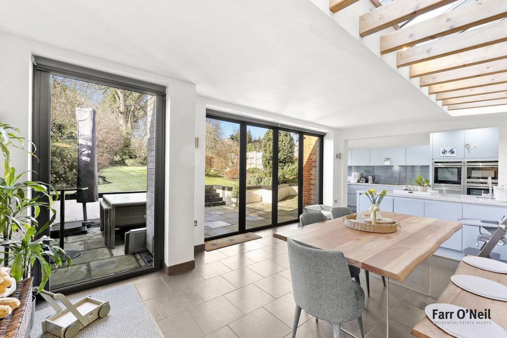 Additional image 3 of 5 bed semi-detached house to rentKings Avenue, Buckhurst Hill IG9