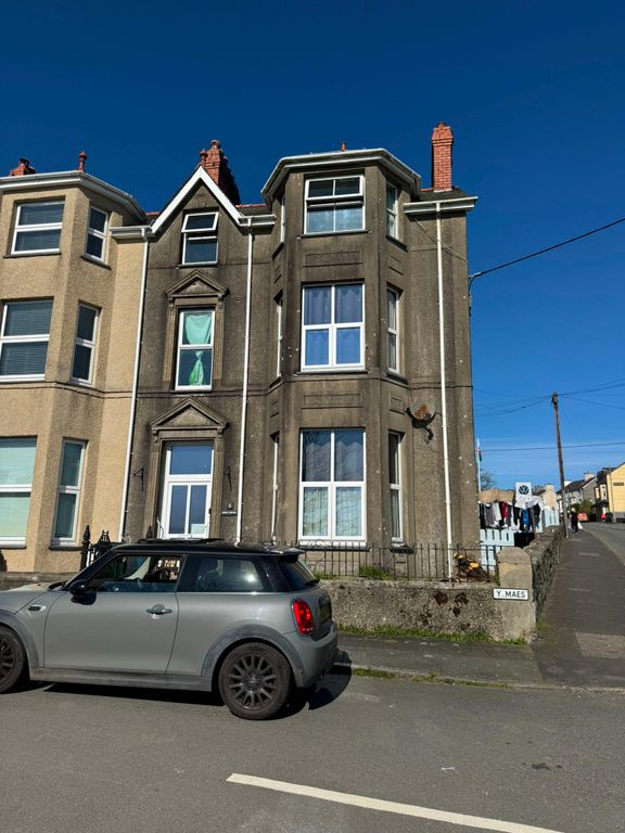 3 bed flat to rentBron Trefor, Y Maes, Criccieth LL52