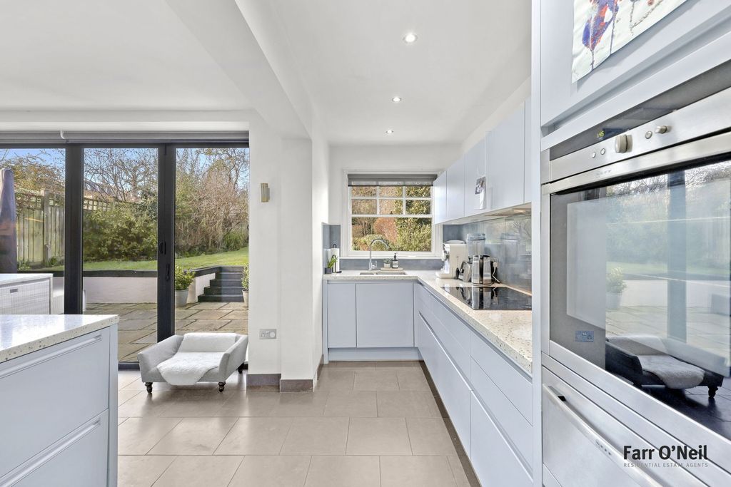 Additional image 13 of 5 bed semi-detached house to rentKings Avenue, Buckhurst Hill IG9