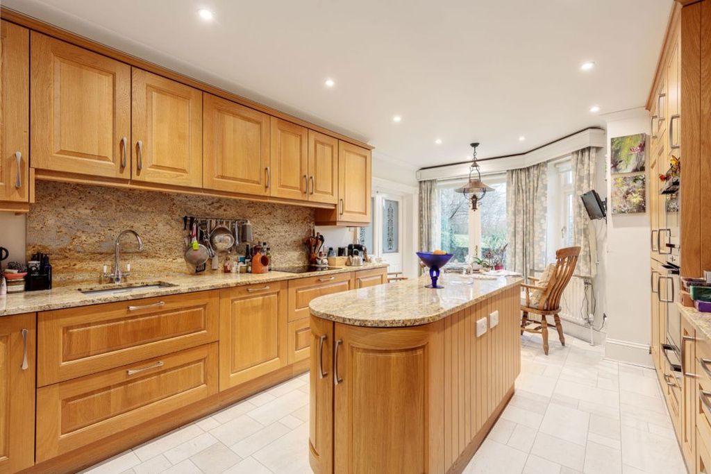 Additional image 2 of 3 bed flat to rentThe Coach House, Tonbridge, Kent TN11