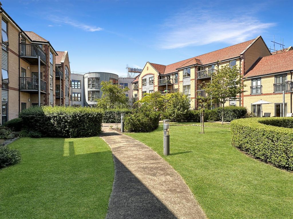 2 bed flat to rentWellbrook Way, Girton, Cambridge CB3