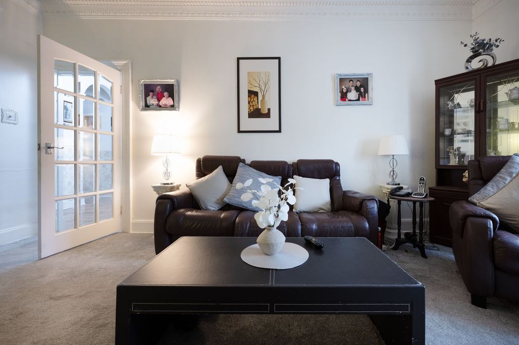 Additional image 8 of 3 bed flat for saleGeorge Square, Greenock PA15