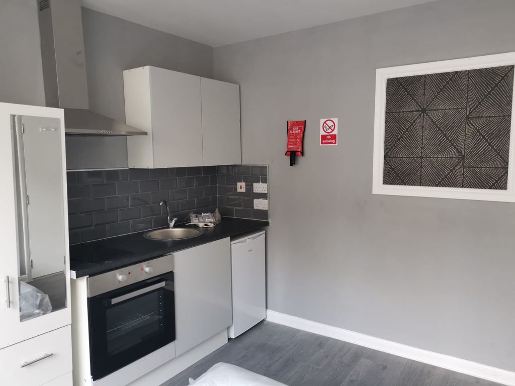 Additional image 2 of 6 bed town house to rentLuton Road, Chatham ME4