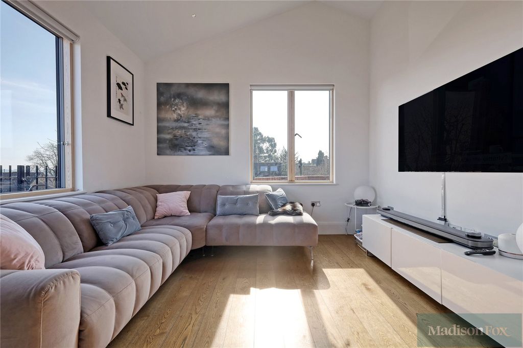 Additional image 12 of 2 bed flat to rentPalmerston Road, Buckhurst Hill, Essex IG9