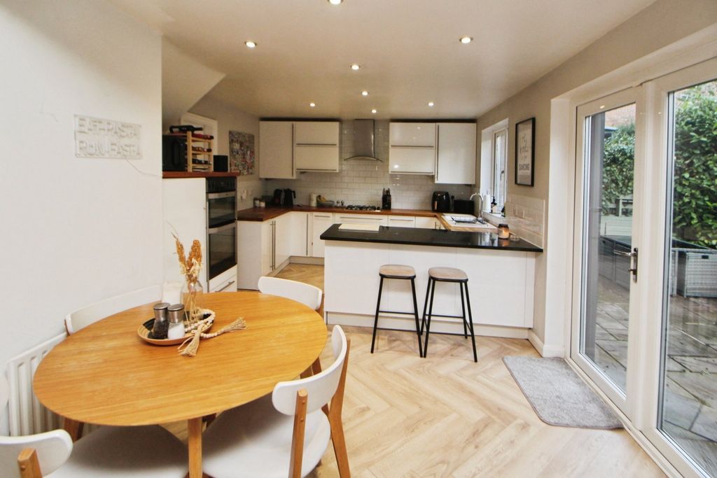 Additional image 3 of 4 bed detached house to rentShropshire Drive, Glossop, Derbyshire SK13