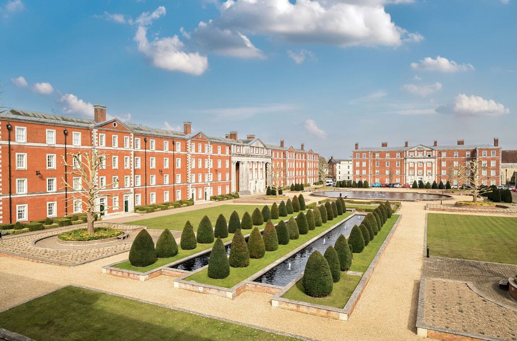 4 bed parking/garage to rentPeninsula Square, Winchester, Hampshire SO23