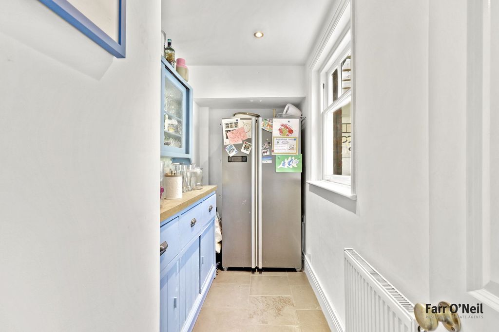Additional image 10 of 5 bed semi-detached house to rentKings Avenue, Buckhurst Hill IG9