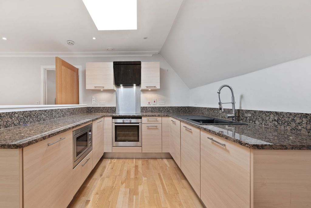2 bed flat to rentAlderbourne, Ascot SL5 photo 3