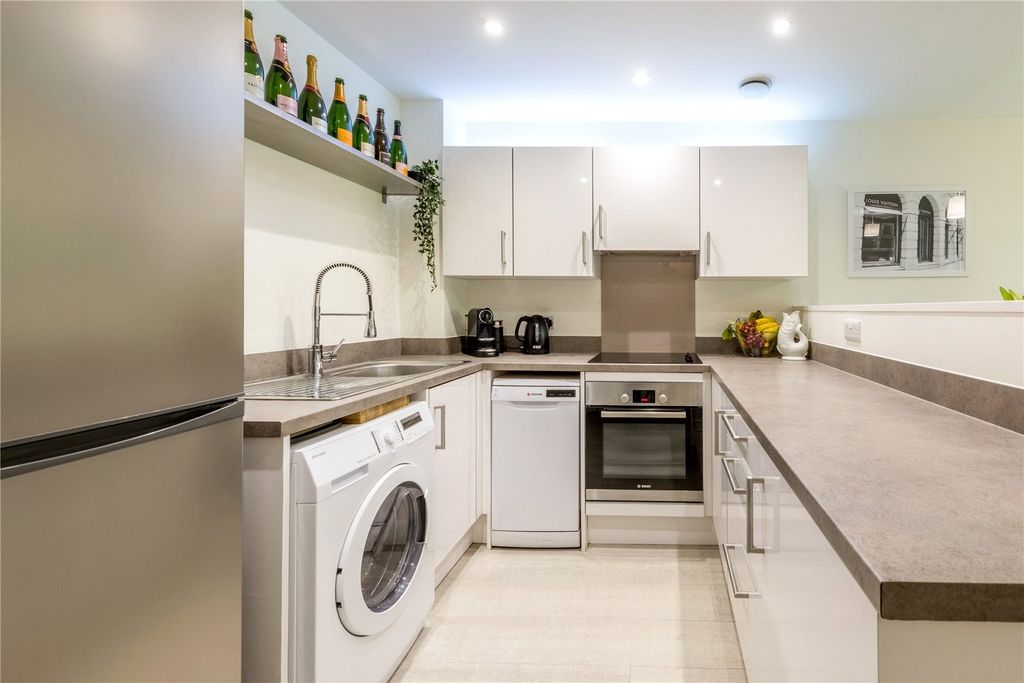 Additional image 3 of 2 bed flat to rentHelena Court, Burgess Hill, West Sussex RH15