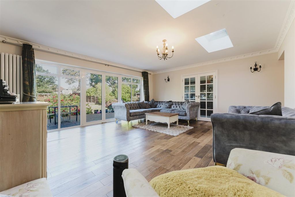 Additional image 3 of 5 bed detached house to rentWellesley Avenue, Iver SL0