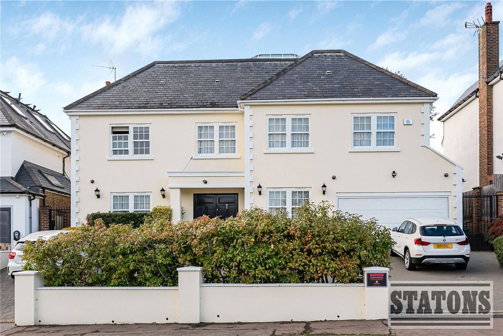 6 bed detached house to rentBroadgates Avenue, Hadley Wood, Hertfordshire EN4