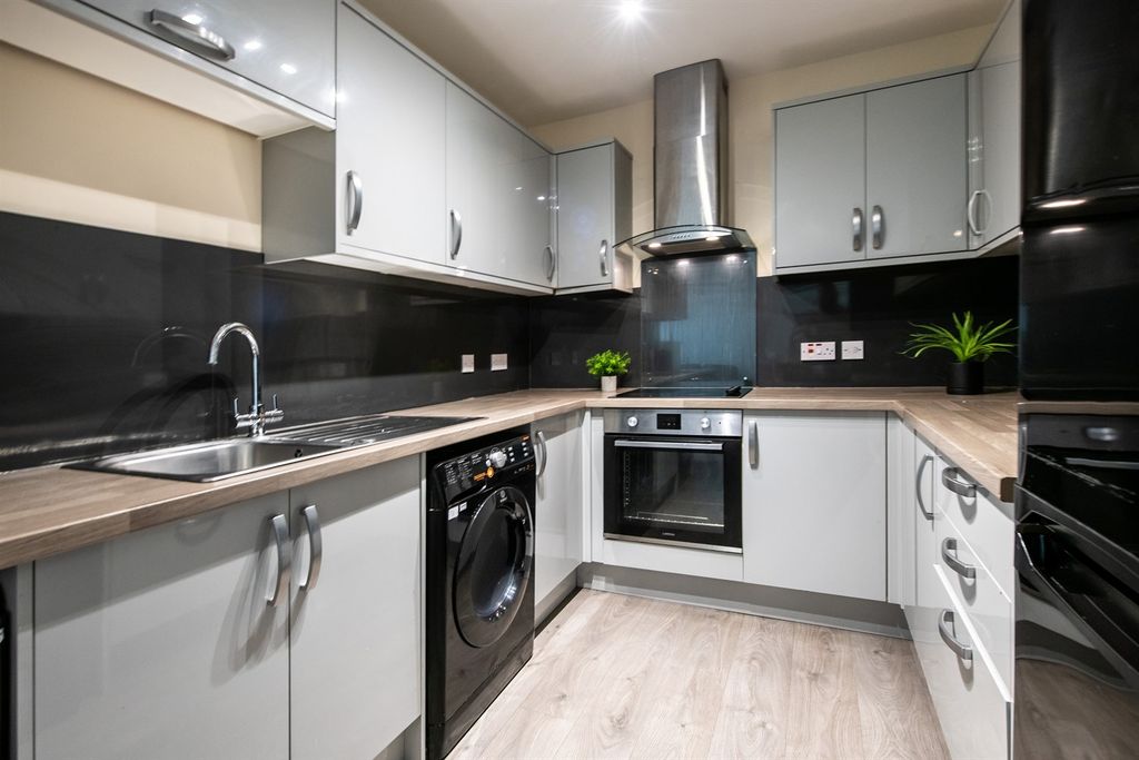5 bed flat to rent5-7 South Parade NG1