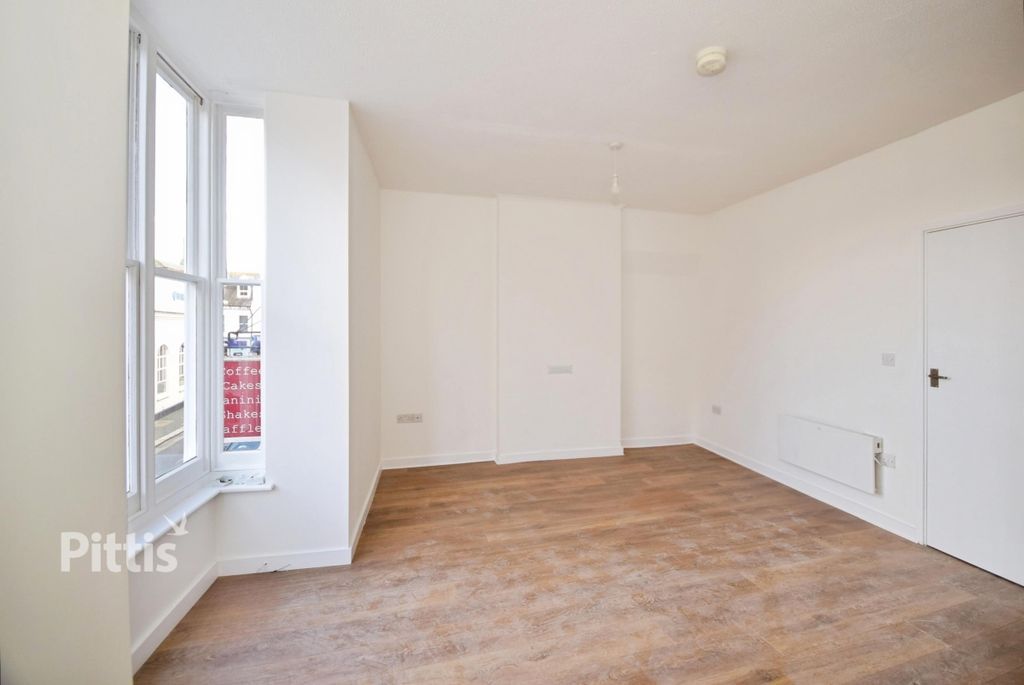 Additional image 5 of 3 bed flat to rentPyle Street, Newport PO30