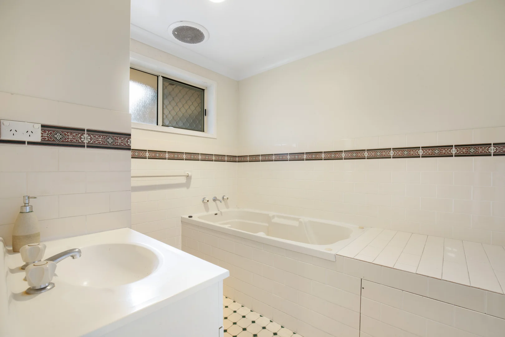 Additional image 8 of 6 Fiona Place, Armidale NSW 2350
