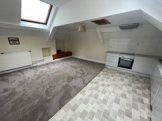 2 bed flat to rentKing Street, Carmarthen, Carmarthenshire SA31