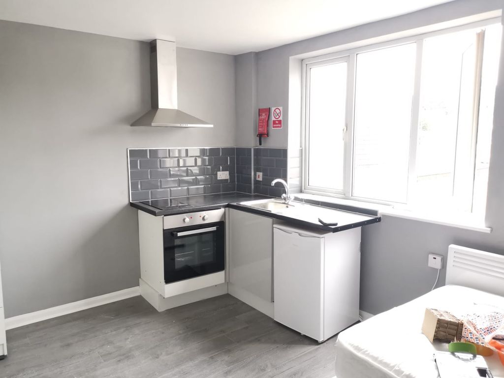 Additional image 4 of 6 bed town house to rentLuton Road, Chatham ME4