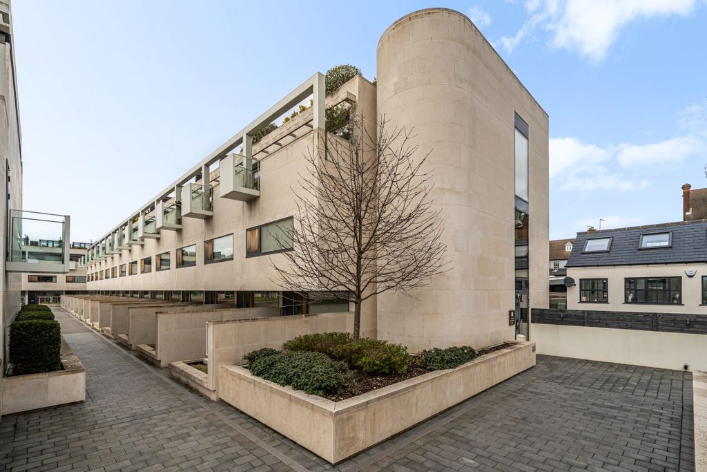 2 bed flat to rentGabriel Square, St.Albans AL1 photo 2