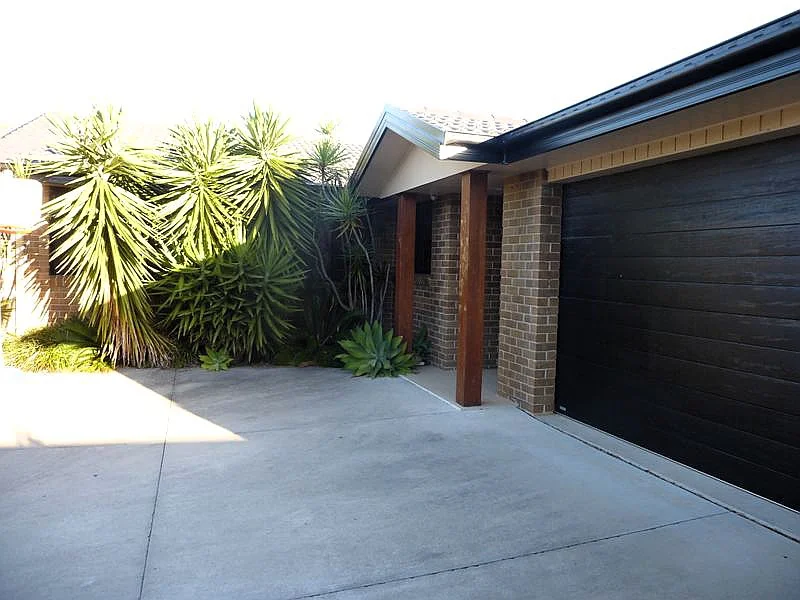 2/11 Yellowfin Avenue, Old Bar NSW 2430