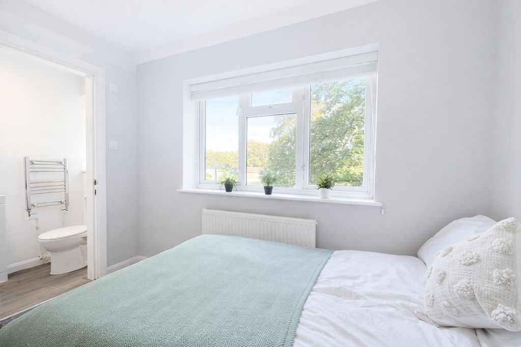 Additional image 5 of 8 bed shared accommodation to rentAuckland Drive, Brighton BN2