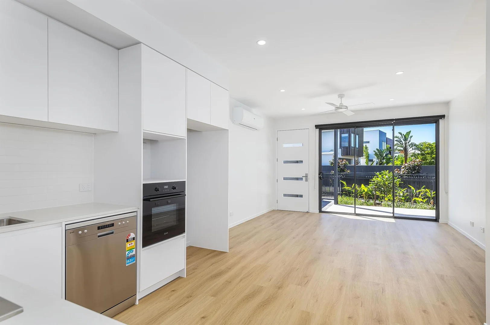52 Delta Cct, Hope Island QLD 4212 photo 5
