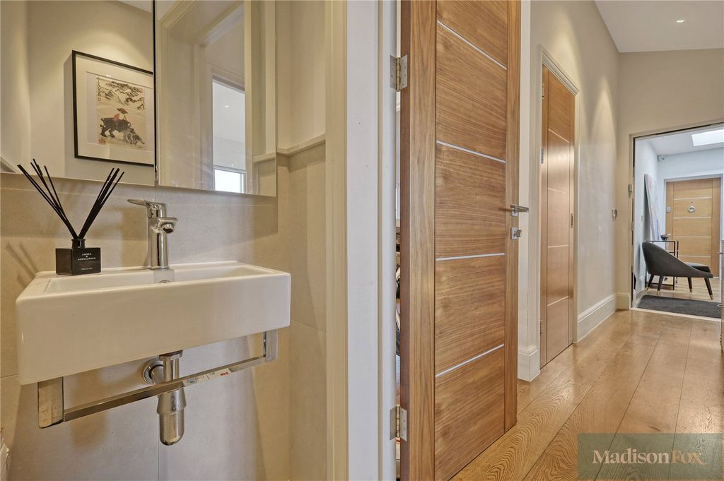 Additional image 19 of 2 bed flat to rentPalmerston Road, Buckhurst Hill, Essex IG9