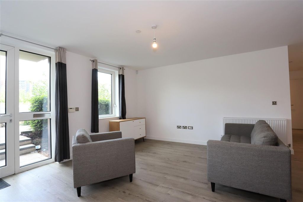 3 bed detached house to rentMiddlewood Locks, Salford M5