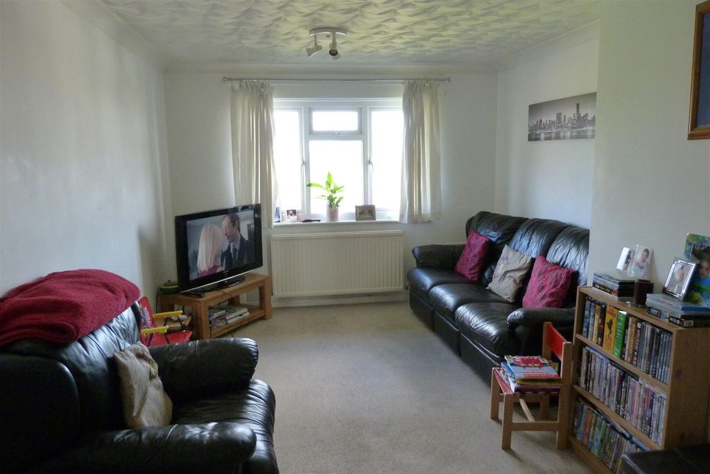 Additional image 3 of 2 bed flat to rentHeath Close, Shide, Newport PO30