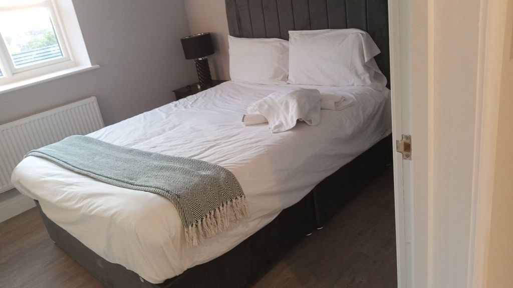 2 bed flat to rentCrescent Drive GU12 photo 5