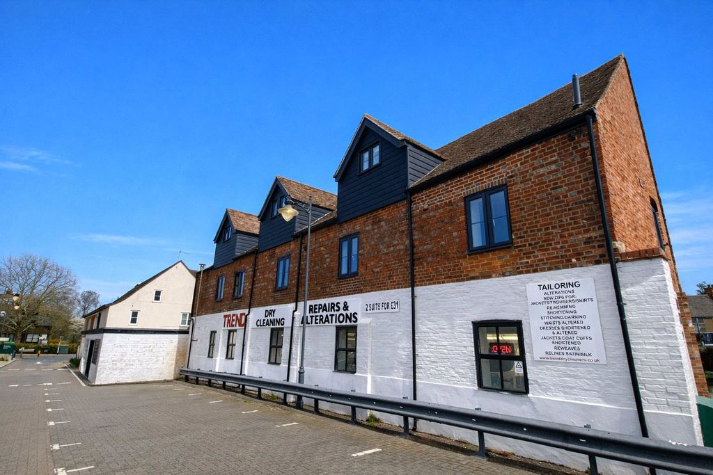 Studio to rentBridge Mews, Bridge Street, Godalming, Surrey GU7