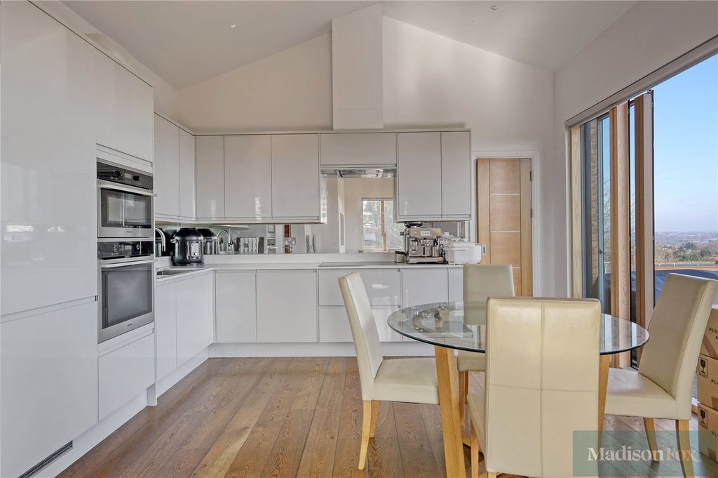 Additional image 3 of 2 bed flat to rentPalmerston Road, Buckhurst Hill, Essex IG9
