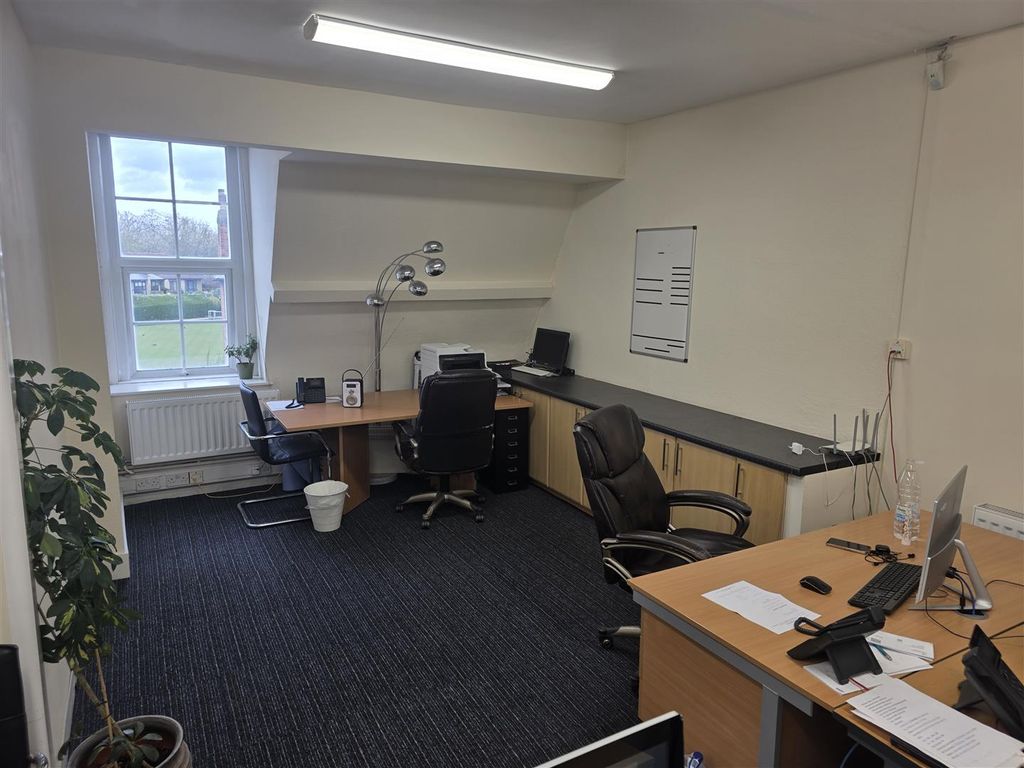 Office to rentThe Broadway, Woodford Green IG8