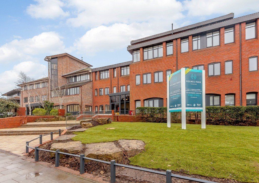 2 bed flat to rentHolmes Park, North Street RH12