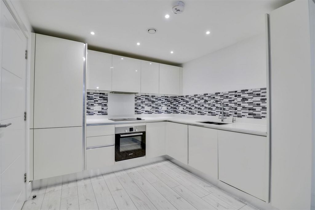 Additional image 2 of 2 bed flat to rentLondon Road, Westcliff-On-Sea SS0