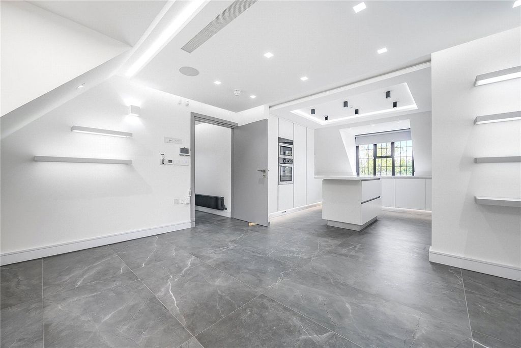 3 bed flat to rentBeech Hill Avenue, Hadley Wood, Hertfordshire EN4