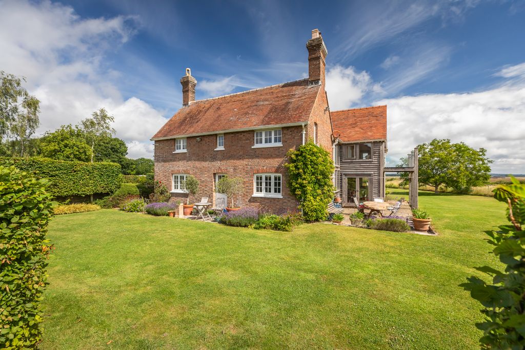4 bed country house to rentBarnhill Road, Ridge BH20