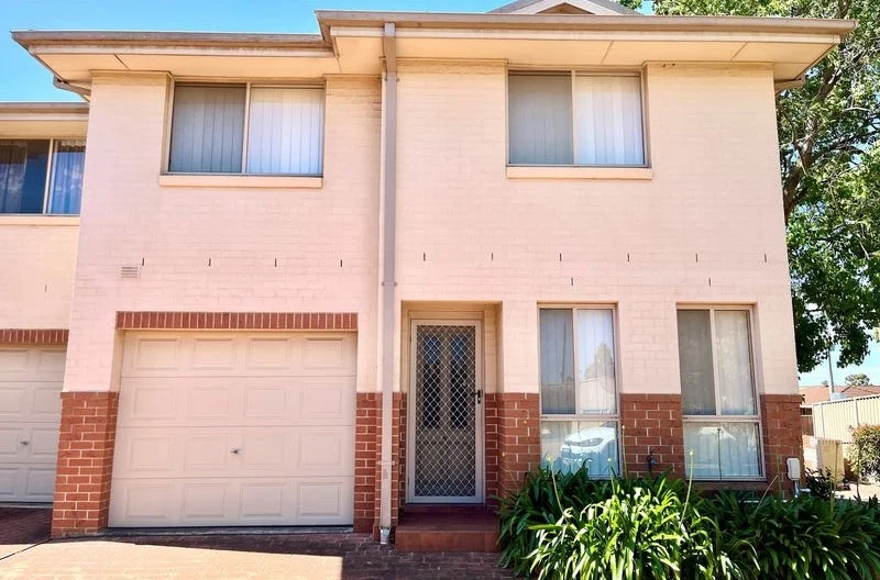 4/12 Pine Road, Casula NSW 2170