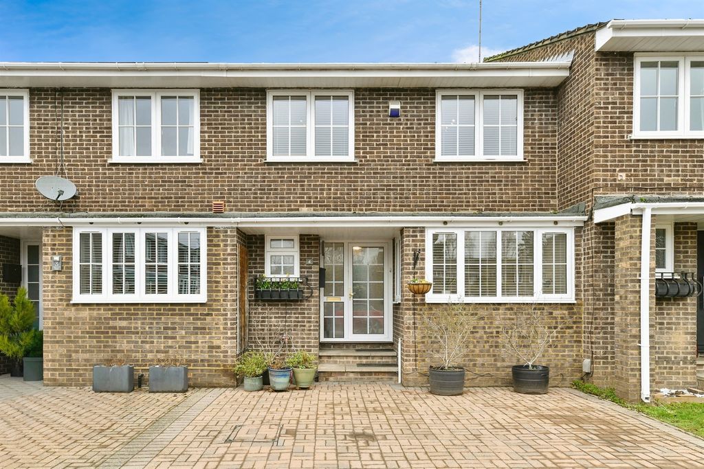 4 bed terraced house for saleGlovers Close, Hertford SG13