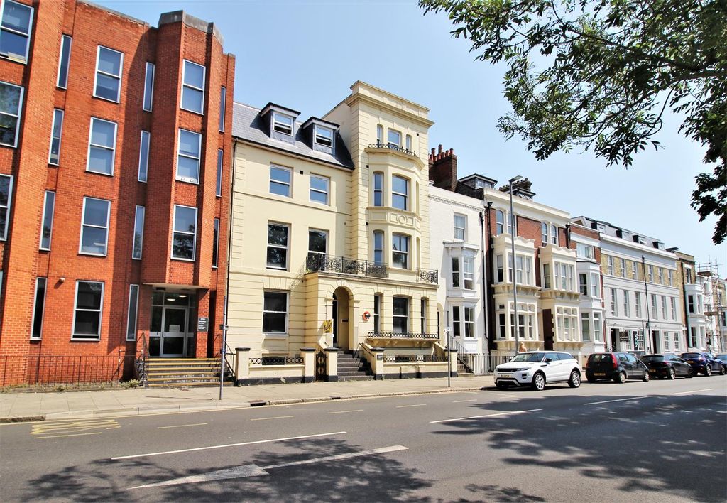 Room to rentThe Hub, Hampshire Terrace, Portsmouth, Hants PO1