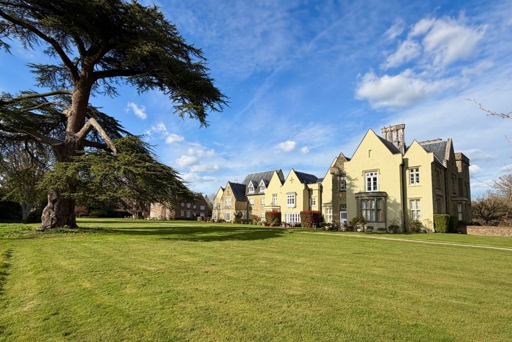 3 bed flat to rentWoolmer Lane, Bramshott, Liphook GU30