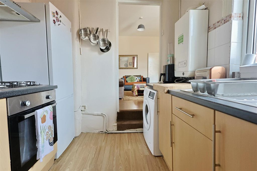 2 bed flat to rentSimonside Terrace, Heaton, Newcastle Upon Tyne NE6 photo 3