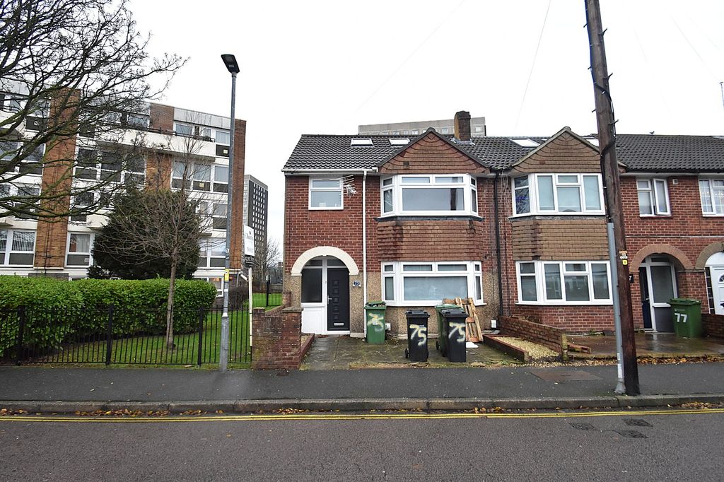 7 bed detached house to rentGrosvenor Street, Southsea, Hampshire PO5