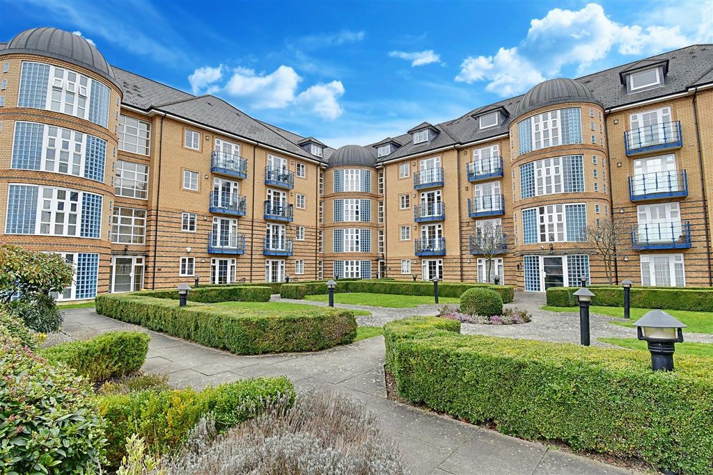 2 bed flat for saleNewland Gardens, Hertford SG13