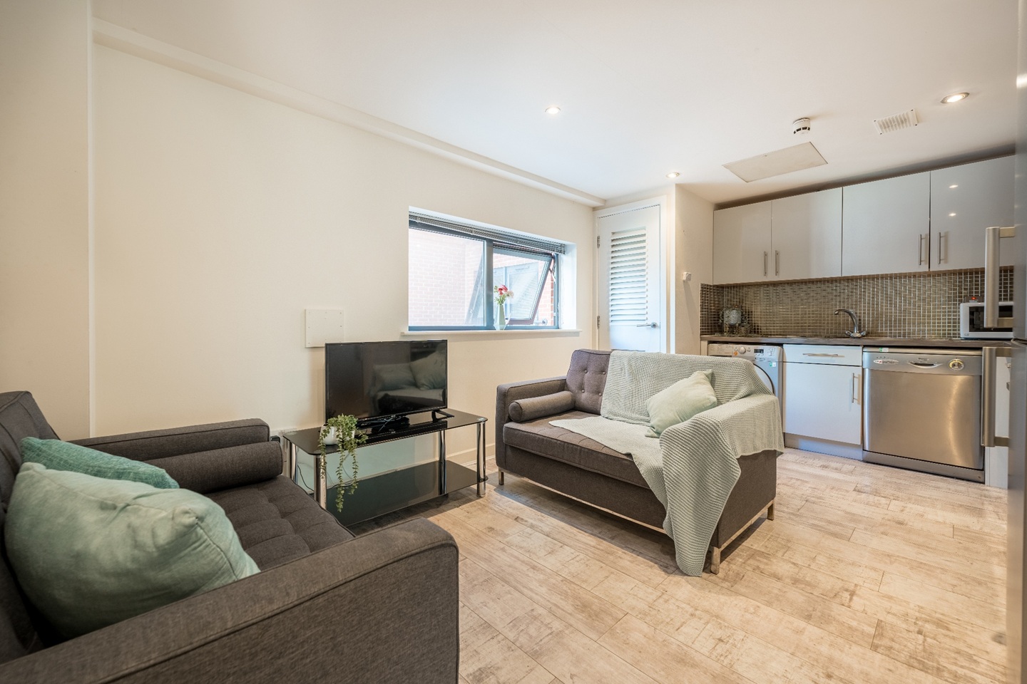 5 Bed Flat, Regent Terrace, S3, N1 7GU photo 2