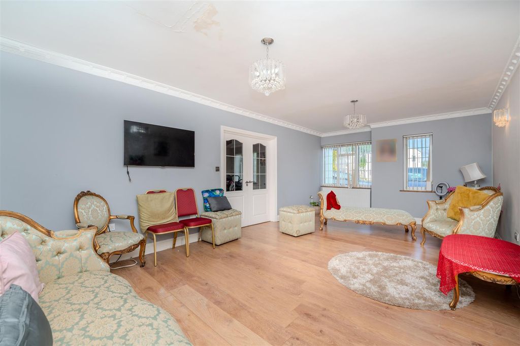 Additional image 11 of 5 bed detached house to rentWellesley Avenue, Iver SL0