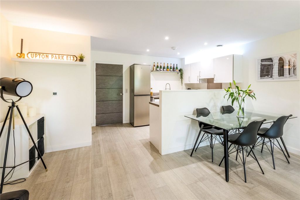 Additional image 4 of 2 bed flat to rentHelena Court, Burgess Hill, West Sussex RH15