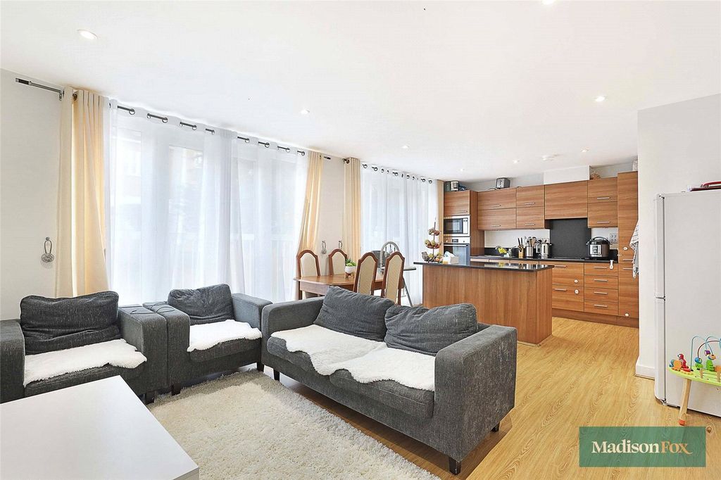 Additional image 2 of 2 bed flat to rentHigh Road, Buckhurst Hill, Essex IG9