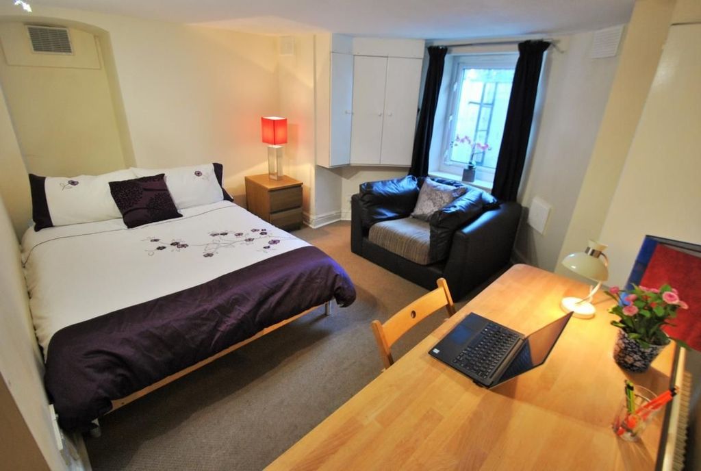 10 bed semi-detached house to rentSlade Lane, Manchester M19
