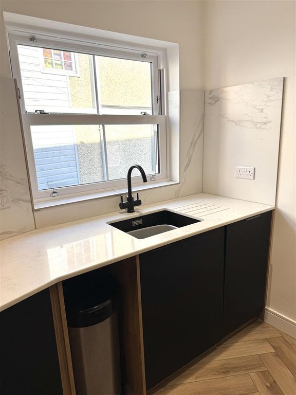 2 bed flat to rentWide Close, Lanark ML11 photo 3