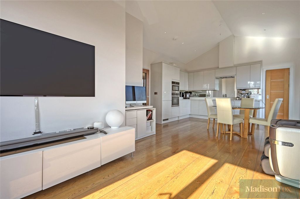 Additional image 11 of 2 bed flat to rentPalmerston Road, Buckhurst Hill, Essex IG9